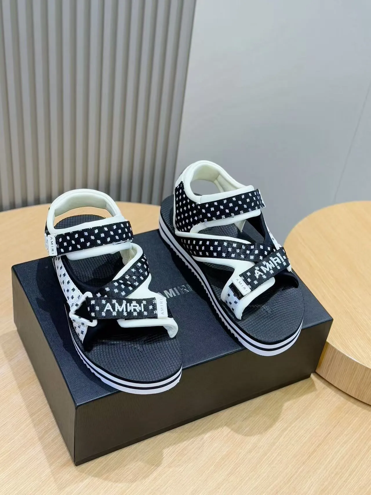 [AMIRI*AMIRI] P:500💰 Size: 39-45 Official website new original version 1:1 AMIRI*AMIRI classic men's sandals, high-end boutique, original material, TPU foam bottom, fine workmanship, casual, loose and comfortable, a must-have in summer.